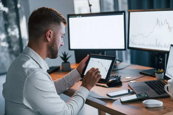 Modern Technologies Young Businessman Formal Clothes Office Multiple Screens — Stock Photo, Image