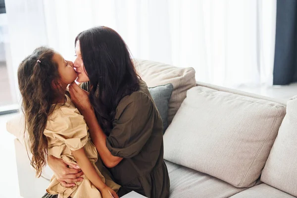 Konzeption Der Elternliebe Mutter Und Tochter Verbringen Zeit Gemeinsam Hause — Stockfoto