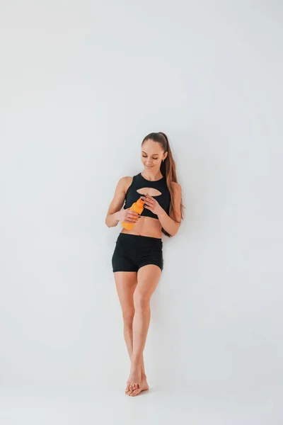 Prachtig Lichaam Jonge Vrouw Sportieve Kleding Doet Gymnastiek Binnen — Stockfoto