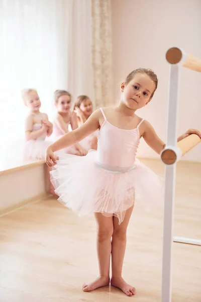 Inclinando Suporte Madeira Pequenas Bailarinas Preparando Para Desempenho — Fotografia de Stock