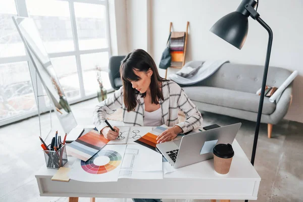 Con Portatile Sul Tavolo Giovane Lavoratrice Freelance Chiuso Casa Durante — Foto Stock