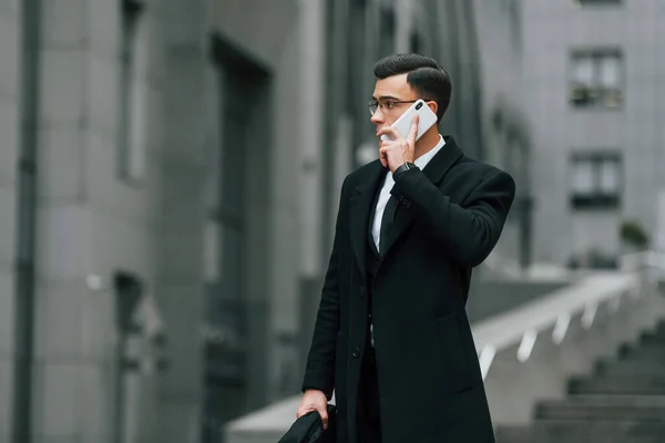 Hablando Por Teléfono Empresario Traje Negro Corbata Está Aire Libre —  Fotos de Stock
