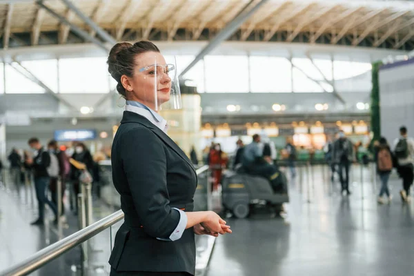 Auroportarbeiterin Offizieller Kleidung Steht Drinnen — Stockfoto