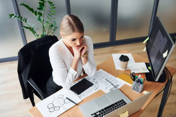 Met Laptop Jonge Volwassen Vrouw Formele Kleding Binnen Het Kantoor — Stockfoto