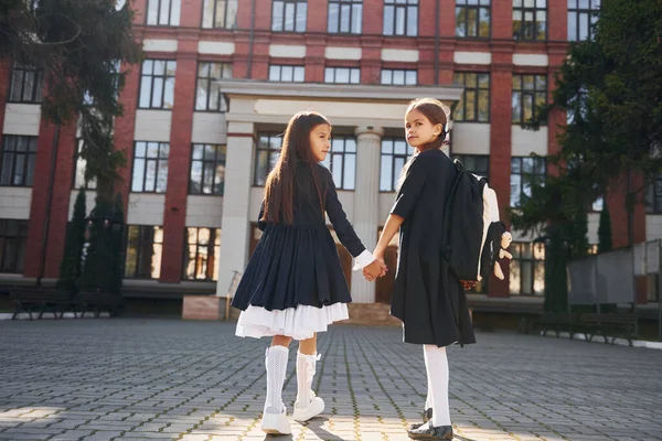 Vista Posteriore Due Studentesse Sono Fuori Insieme Vicino All Edificio — Foto Stock