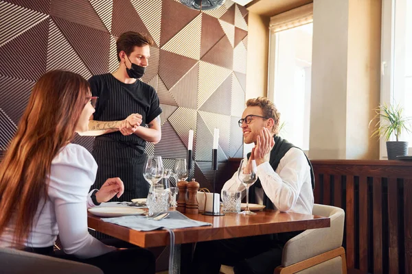 Giovane Fidanzato Con Donna Adulta All Interno Del Nuovo Ristorante — Foto Stock