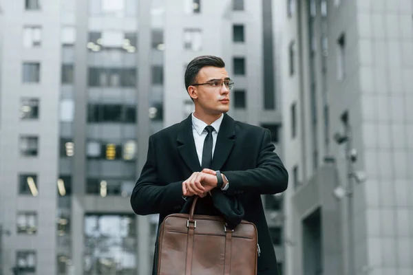 Comprobando Hora Empresario Traje Negro Corbata Está Aire Libre Ciudad — Foto de Stock