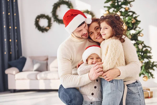 Рождественских Шляпах Семья Празднует Новый Год Своими Детьми Дома — стоковое фото