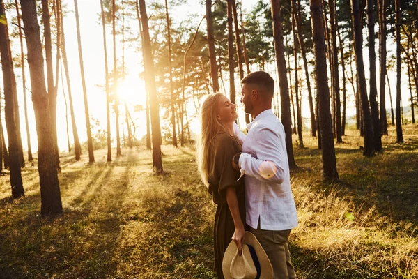 Abrazando Besando Pareja Feliz Está Aire Libre Bosque Durante Día — Foto de Stock