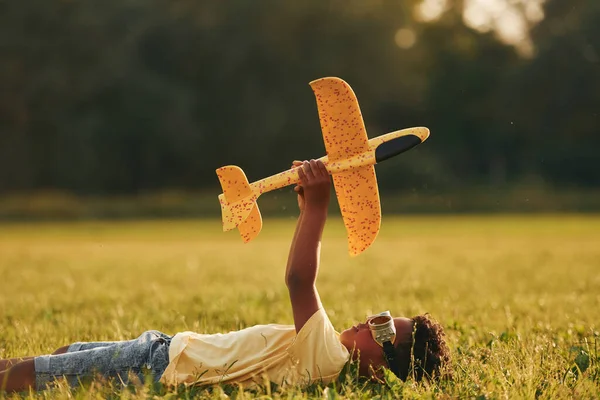 Лежал Игрушечным Самолетом Траве Африканские Дети Развлекаются Поле Летнее Время — стоковое фото