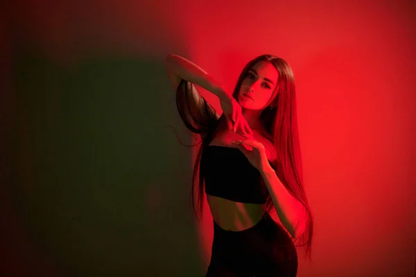 Duvara Yaslan Stüdyoda Neon Işığıyla Duran Şık Bir Genç Kadın — Stok fotoğraf