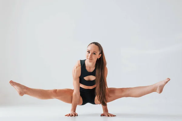 Stojím Rukou Mladá Žena Sportovním Oblečení Dělá Gymnastiku Uvnitř — Stock fotografie