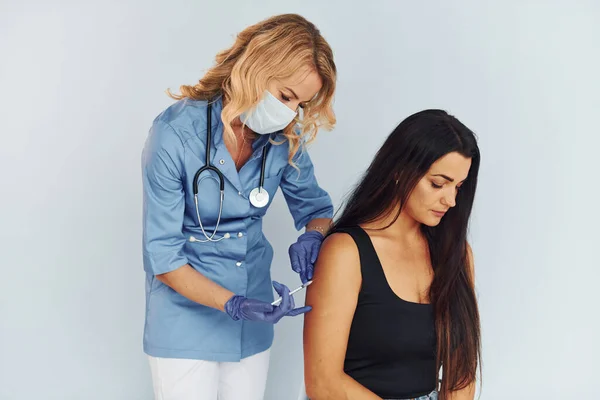 Procedimento Completo Sucesso Médico Uniforme Fazendo Vacinação Para Paciente — Fotografia de Stock