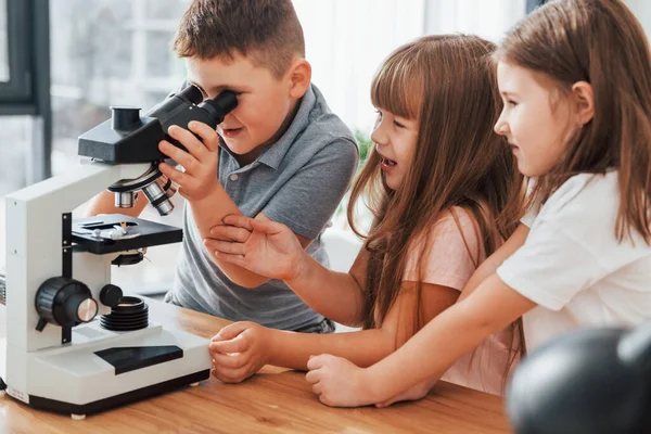 Con Microscopio Niños Divirtiéndose Habitación Doméstica Durante Día Juntos — Foto de Stock