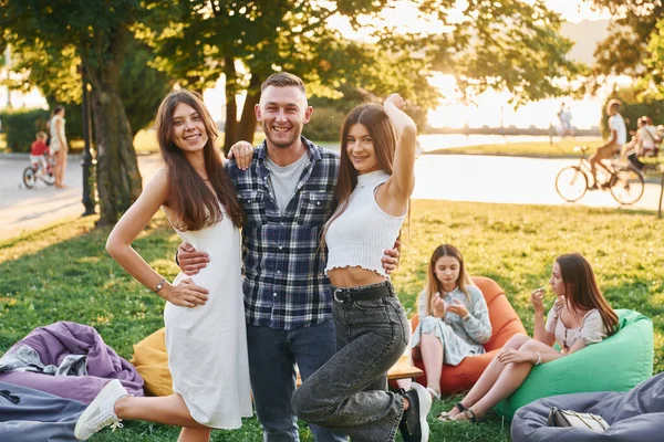 Staan Plezier Hebben Groep Jongeren Geeft Overdag Een Feestje Het — Stockfoto