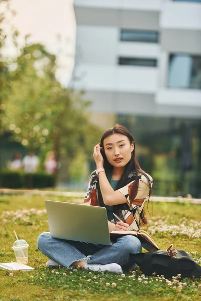 Het Gras Met Laptop Poten Jonge Aziatische Vrouw Buiten Overdag — Stockfoto