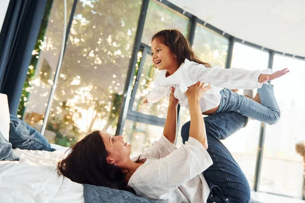 Brincando Juntos Mãe Sua Filha Passam Tempo Casa — Fotografia de Stock