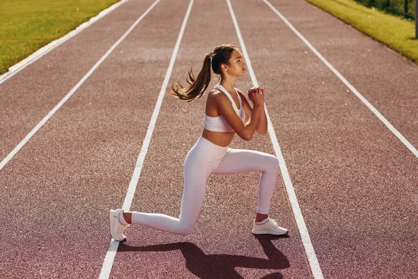 Hurken Aan Het Doen Jonge Vrouw Sportieve Kleding Traint Buiten — Stockfoto