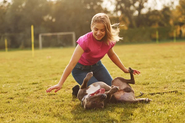 Bawię Się Ziemi Kobieta Ubraniu Casual Jest Pit Bull Zewnątrz — Zdjęcie stockowe