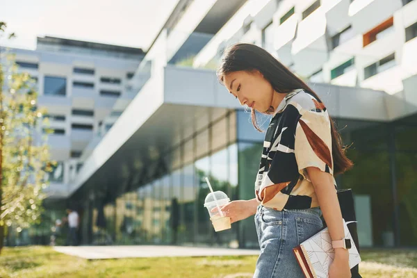 Caminhadas Estudantis Perto Edifício Moderno Jovem Mulher Asiática Livre Durante — Fotografia de Stock