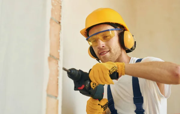 Com Equipamento Jovem Que Trabalha Uniforme Construção Durante Dia — Fotografia de Stock