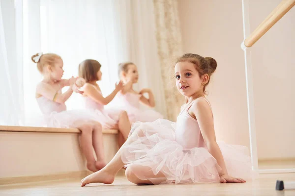 소녀는 바닥에 앉는다 연습을 공연을 준비하는 발레리나 — 스톡 사진