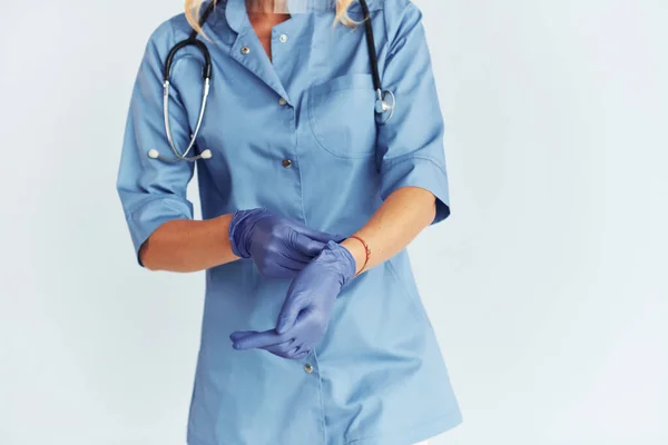 Posa Una Macchina Fotografica Giovane Medico Donna Uniforme Chiuso — Foto Stock