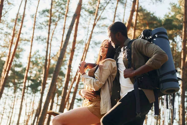Freizeitgestaltung Junges Paar Ist Tagsüber Gemeinsam Wald Unterwegs — Stockfoto