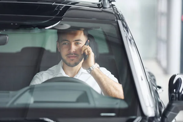 Parla Telefono Giovane Uomo Camicia Bianca Seduto All Interno Una — Foto Stock