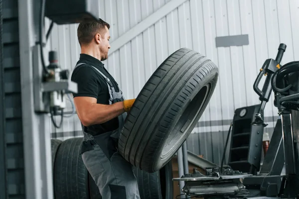 Gång Och Hålldäck Man Uniform Arbetar Auto Service — Stockfoto