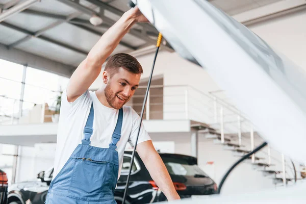 Giovane Uomo Camicia Bianca Blu Riparazioni Uniformi Automobile — Foto Stock