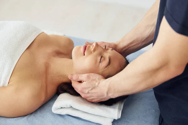 Massagem Cabeça Jovem Está Deitado Quando Homem Fazendo Procedimento Para — Fotografia de Stock