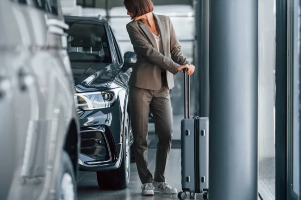 Tourist Mit Gepäck Frau Befindet Sich Der Nähe Eines Nagelneuen — Stockfoto