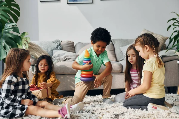 Maison Les Enfants Lors Fête Anniversaire Intérieur Amusent Ensemble — Photo