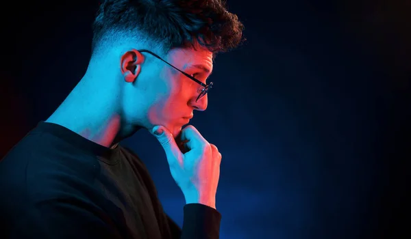 Guy Denkt Nach Neonbeleuchtung Junger Europäischer Mann Ist Dunklen Studio — Stockfoto