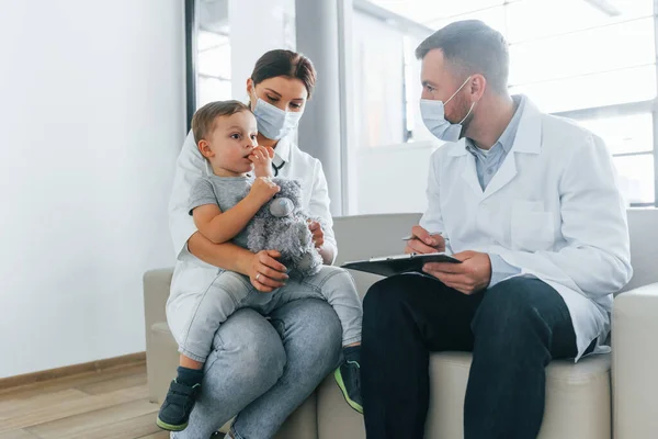 Mit Kleinem Jungen Der Untersucht Wird Zwei Ärzte Weißen Kitteln — Stockfoto