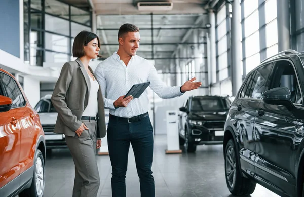 Making Agreement Man Formal Wear Helping Customer Choice Automobile — Stock Photo, Image