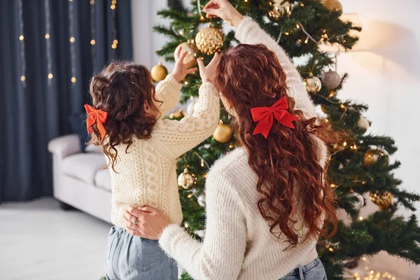 Decorare Albero Madre Con Sua Figlioletta Casa — Foto Stock