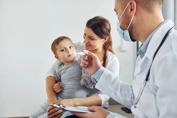 Gekwalificeerde Hulp Twee Artsen Witte Jassen Werken Samen Kliniek — Stockfoto