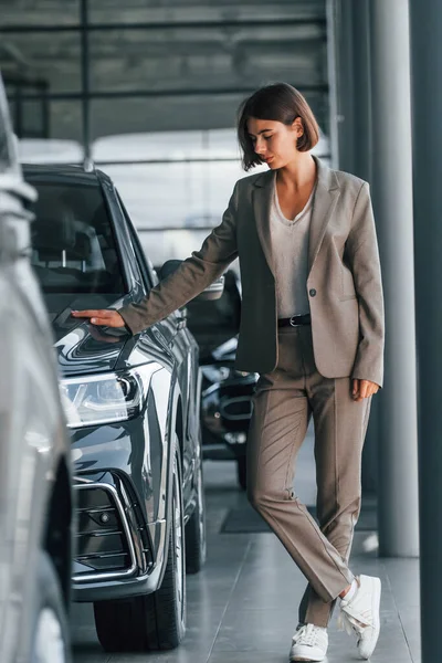 Tecnología Moderna Mujer Está Interior Cerca Marca Automóviles Nuevos Interior — Foto de Stock