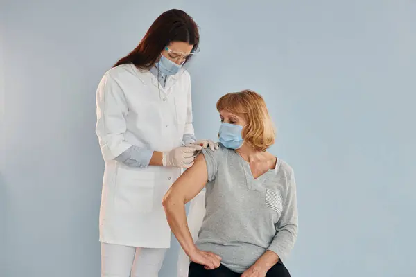 Jeune Femme Médecin Faisant Une Injection Une Femme Âgée Hôpital — Photo