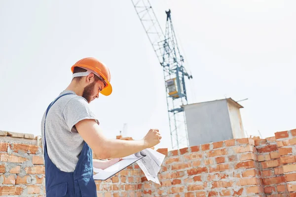 Documente Notepad Negru Tânărul Constructor Uniformă Este Ocupat Clădirea Neterminată — Fotografie, imagine de stoc