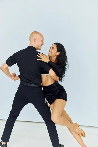Bailando Estudio Con Fondo Blanco Alegre Pareja Juntos Interior —  Fotos de Stock