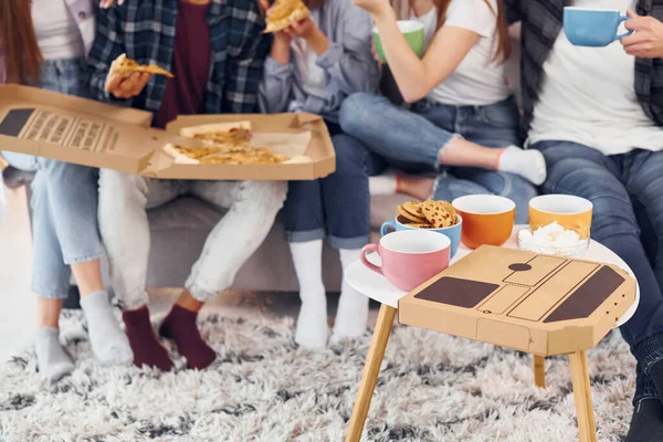 Pizza Koekjes Vriendengroep Hebben Samen Een Feestje Binnen — Stockfoto