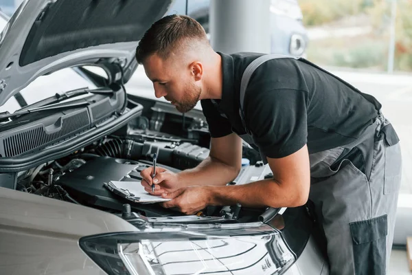 Repairing Car Man Uniform Working Autosalon Daytime — Stock Photo, Image