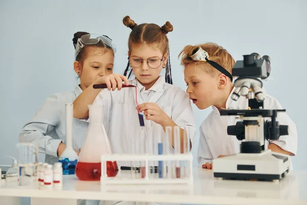 Тестові Трубки Барвистою Рідиною Діти Білих Халатах Грають Вчених Лабораторії — стокове фото