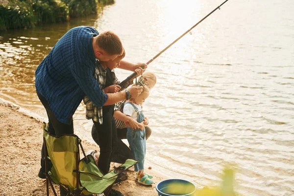 Imparare Pescare Padre Madre Con Figlio Figlia Insieme All Aperto — Foto Stock