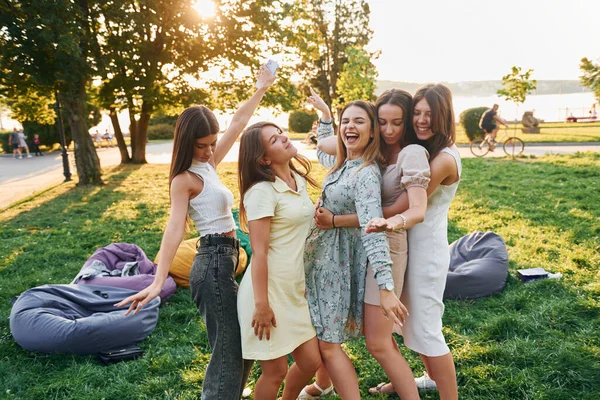 Kobieca Impreza Grupa Młodych Ludzi Bawi Się Parku Letni Dzień — Zdjęcie stockowe