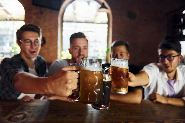 Beber Cerveja Pessoas Com Roupas Casuais Sentadas Pub — Fotografia de Stock