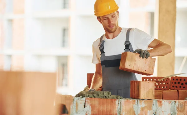 Byggprocess Ung Man Som Arbetar Uniform Vid Bygget Dagtid — Stockfoto